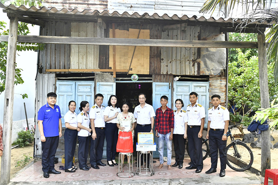 Lữ đoàn 167 thăm, tặng quà con ngư dân dịp năm học mới
